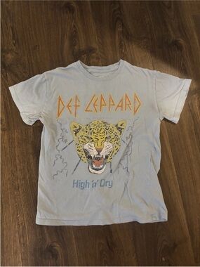 Def Leppard High n' Dry' Light Blue Graphic Tee Women’s Cropped size Small